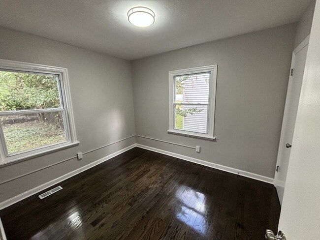 Building Photo - Charming 4-bed home in Gary!