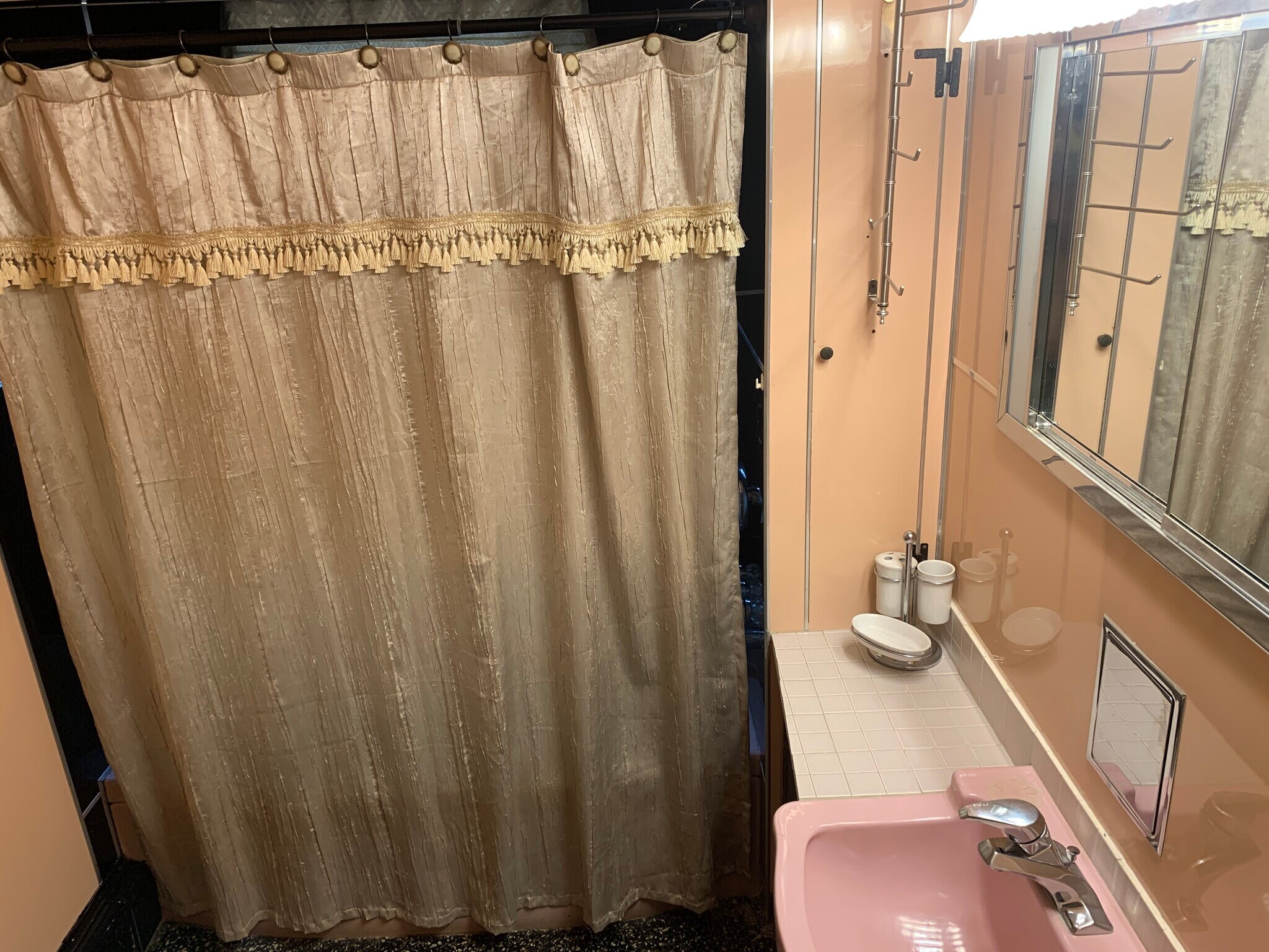 Building Photo - 1314 E Centre St