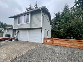 Building Photo - 1130 Hemlock Ct