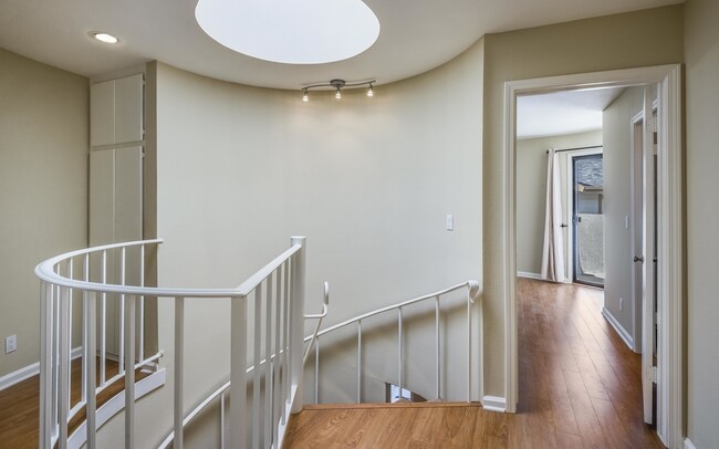 Building Photo - Beautiful Redondo Beach Townhouse