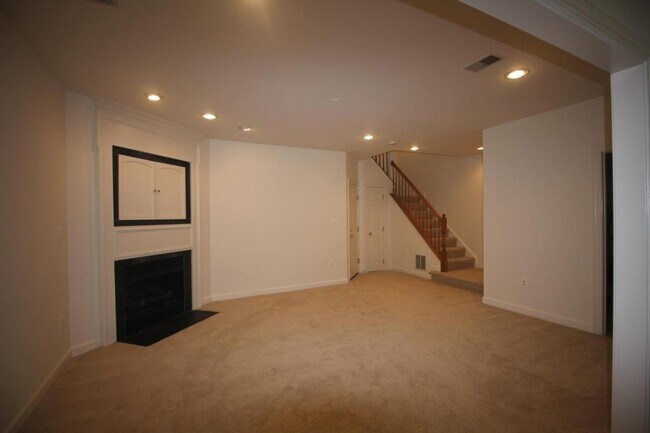 Building Photo - 4555 Fair Valley Dr