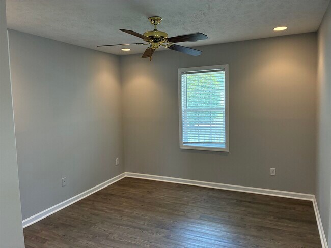 Building Photo - 9565 Sullivan Dr