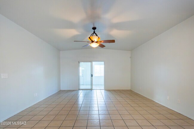 Building Photo - 392 Falcon Ct