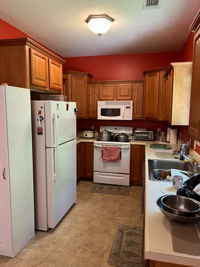 Building Photo - 28 Azalea Ave