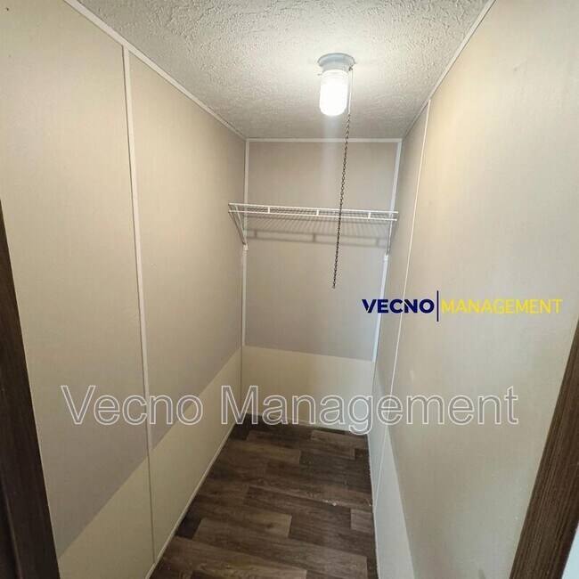 Building Photo - 842 Corinne Dr