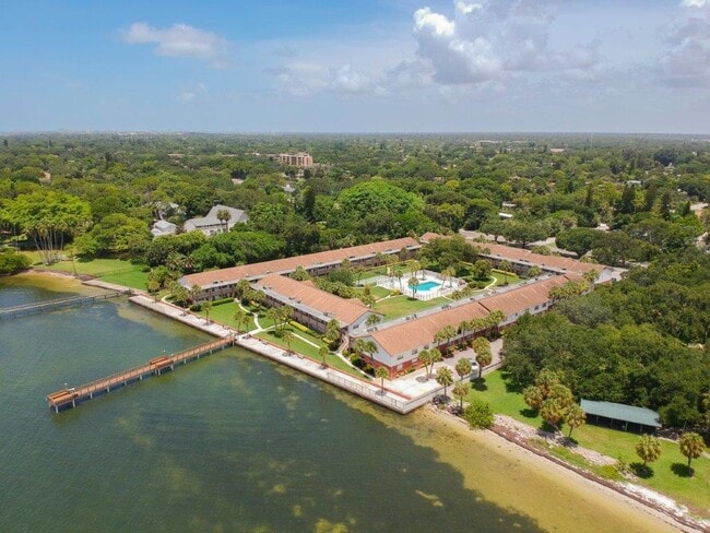 Building Photo - 650 Pinellas Point Dr S