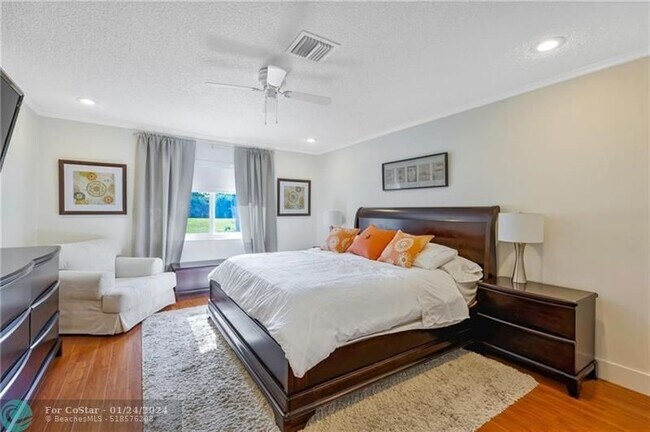 Building Photo - 812 E Cypress Ln