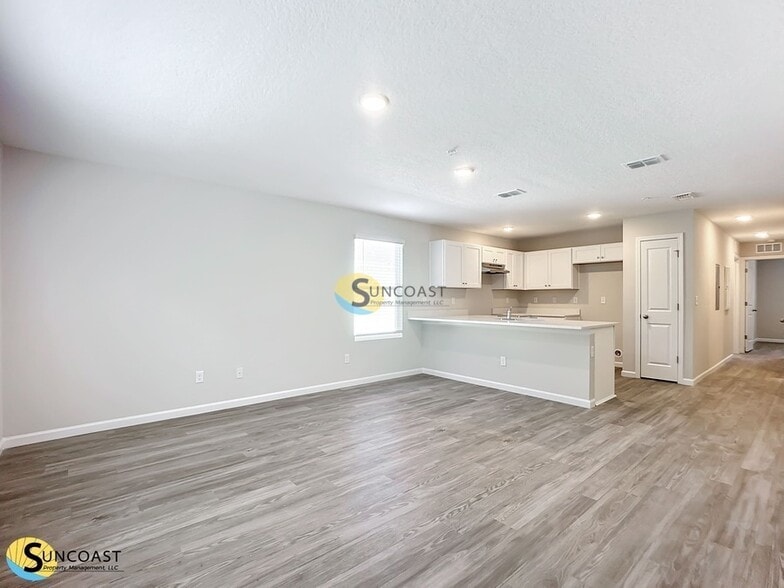Building Photo - 6499 Breezy Oaks Wy