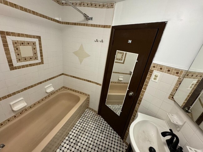 Building Photo - 2602 S Fairhill St