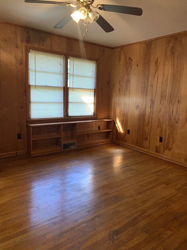Building Photo - Charming 3-Bedroom Home with 2 Full Bathro...