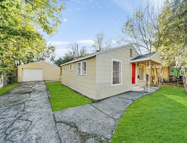 Building Photo - 203 W Hart Ave