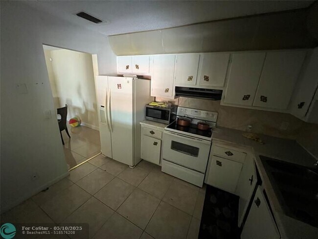Building Photo - 22775-22766 SW 66th Ave
