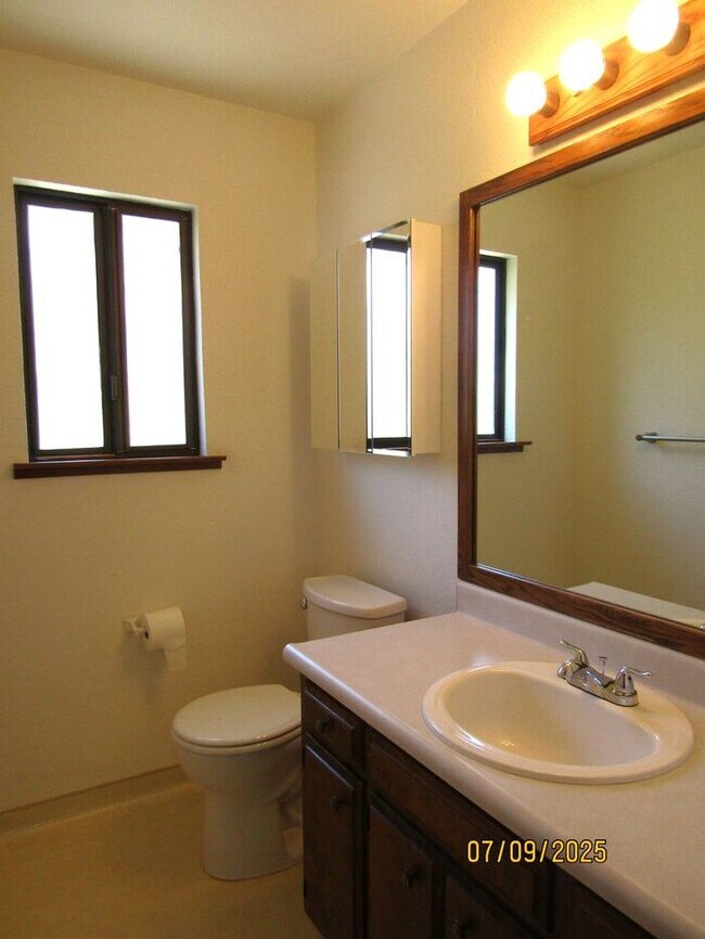 Building Photo - Beautiful Single Story Home in Great Santa...