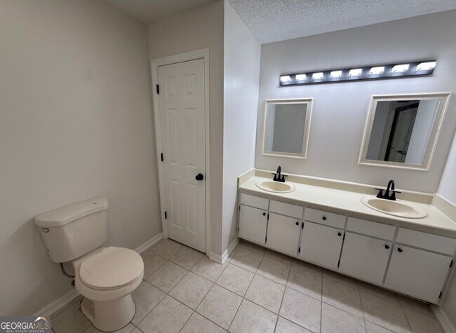 Building Photo - 105 Mockingbird Dr