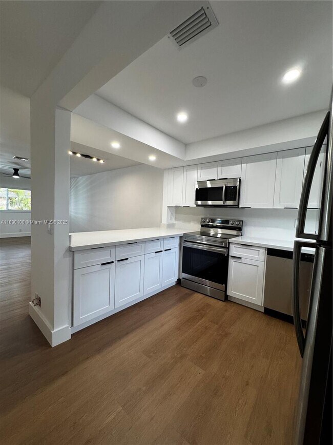 Building Photo - 1460 SW 24th Ct