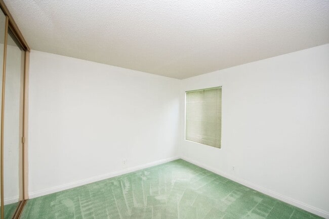 Building Photo - Rose Hills