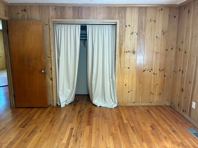 Building Photo - Room in Single Family Home on Hillsborough St