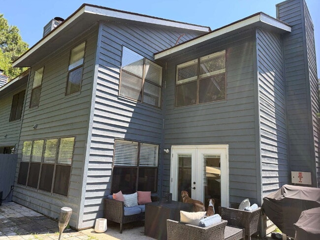 Building Photo - "Charming 3-Bedroom Townhouse Retreat in Beaufort - Spacious 1742 sq ft on Battery Lane!"