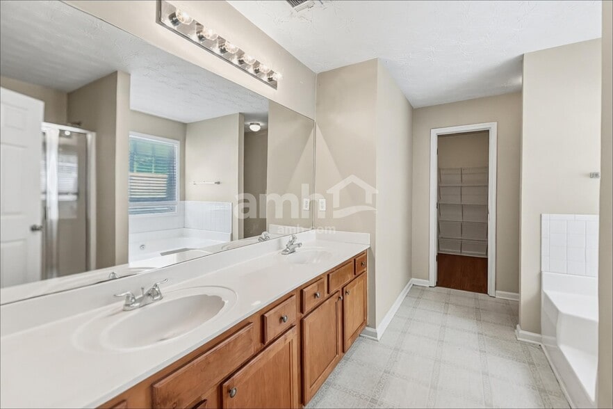 Building Photo - 1558 Great Shoals Cir