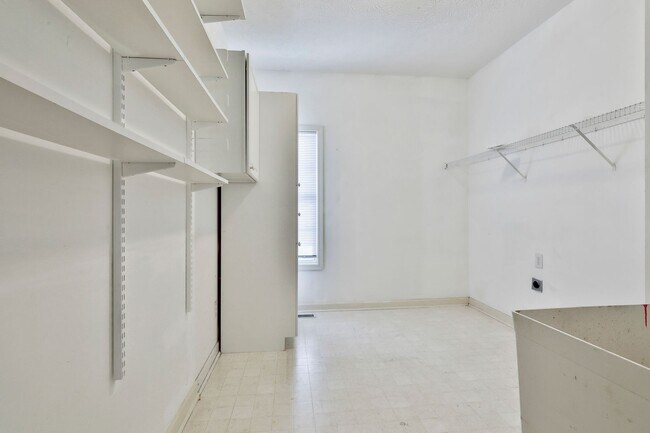 Building Photo - 4 Bed 2.5 bath in Fayette close to Everything!