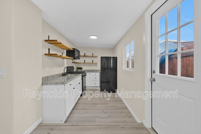 Building Photo - 703 Mills St