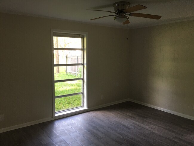 Building Photo - 2404 Spencer Ave