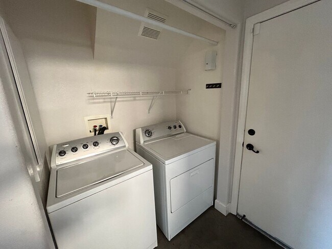 Building Photo - Cozy Upgraded 3 Bedroom 2 Bathroom Home in...