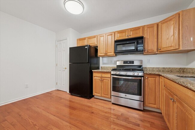 Building Photo - Beautiful 2BR/2.5BA Townhome in Byers Stat...