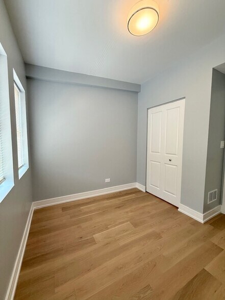 Building Photo - 5852 N Artesian Ave