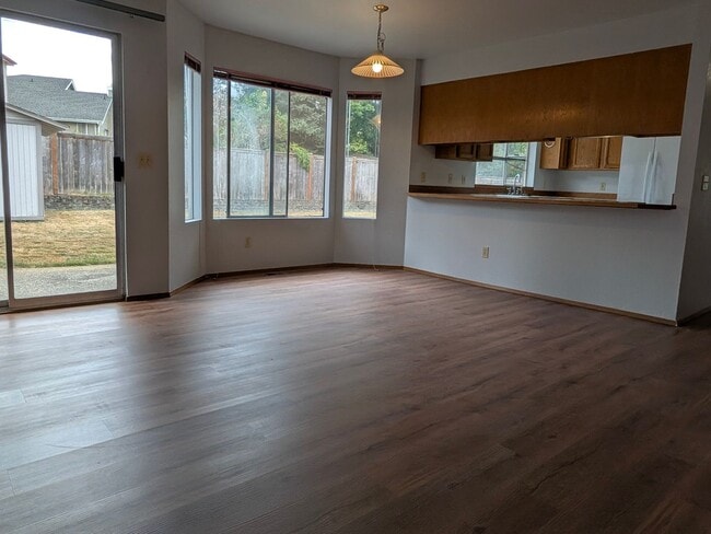 Building Photo - West of Lake Meridian, Easy Commute & Clos...