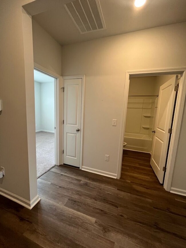 Building Photo - 3 Bedroom Home in Waterside Community of S...