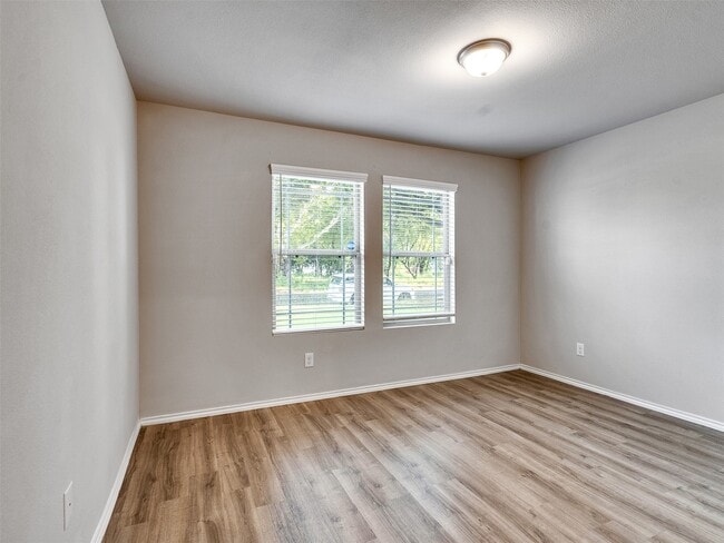 Building Photo - 419 8th Ave N