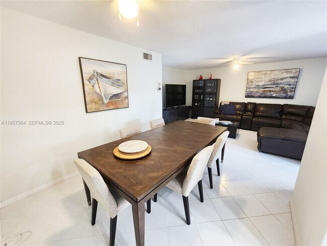 Building Photo - 580 Egret Dr