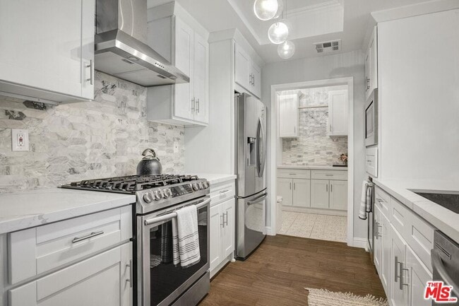 Building Photo - 860 S Lucerne Blvd