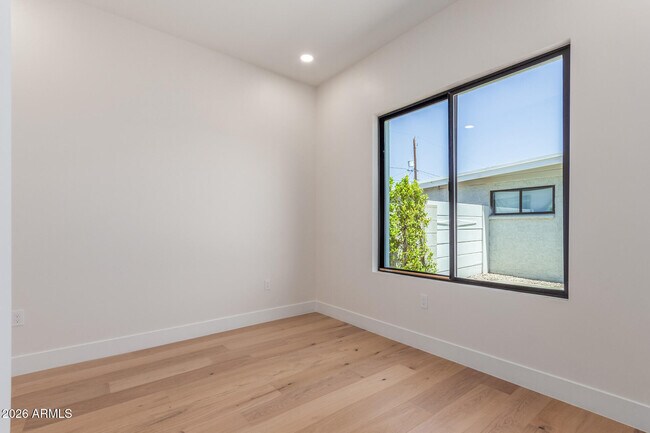 Building Photo - 3014 E Avalon Dr