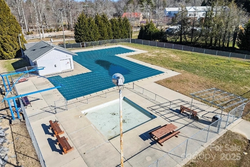 Building Photo - 550 Kinross Dr