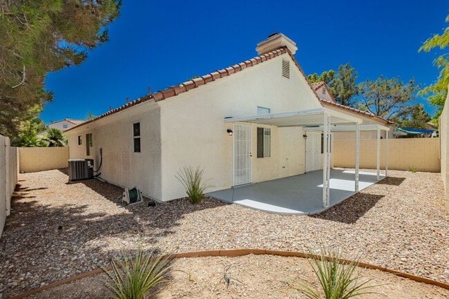 Building Photo - Peccole Ranch 3 Bed 2 Bath Gated Ascot Park Beauty
