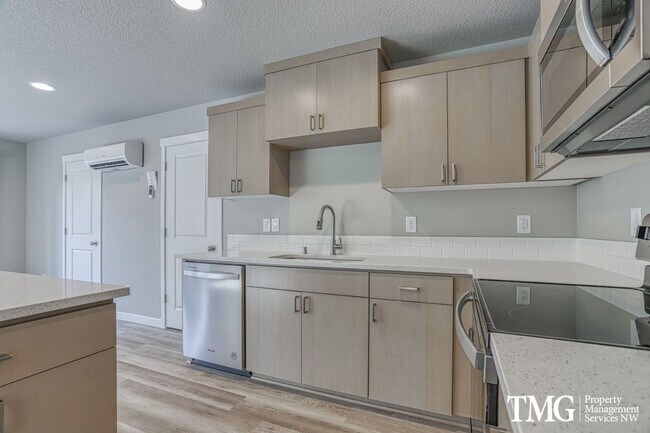 Building Photo - Newer Townhome in Minnehaha w/ 3 Bedroom 2.5 Bath!