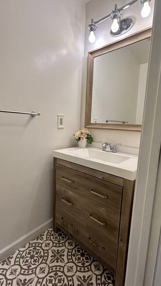 Building Photo - 424 Waverly Woods Dr