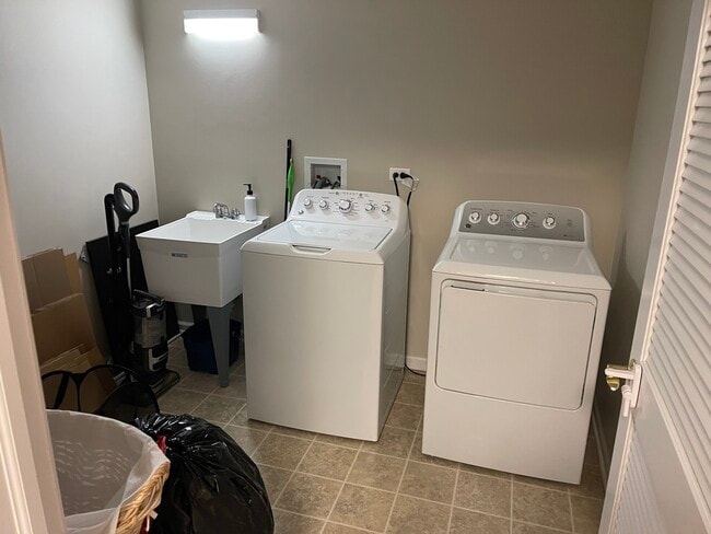 Building Photo - 6400 N Northwest Hwy