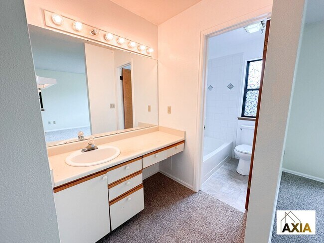 Building Photo - 4BD/2BA Fall Pre-Lease in Quiet Neighborhood!