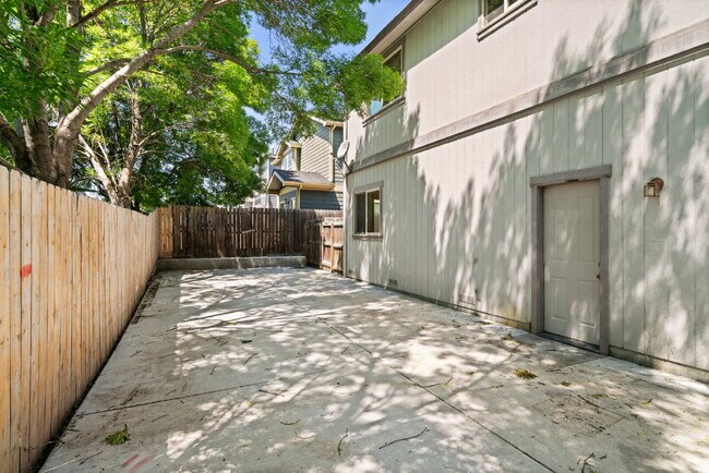 Building Photo - 608 Shadow Way
