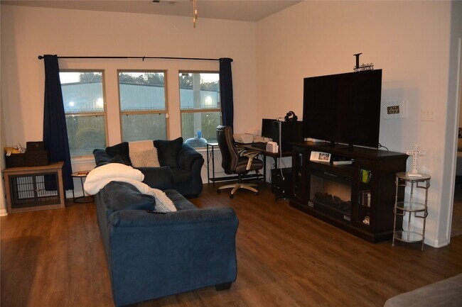 Building Photo - 17616 Cedar Crst Dr