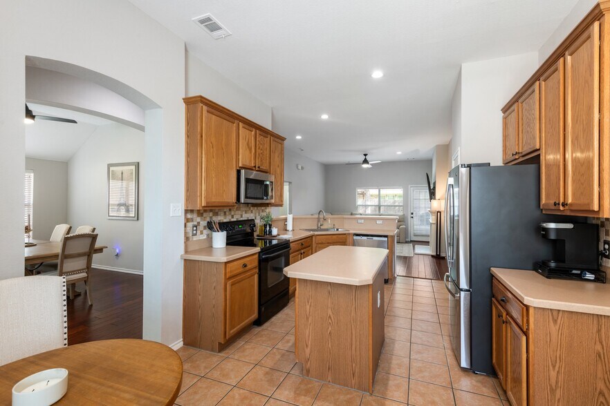 Building Photo - 5804 Parkplace Dr