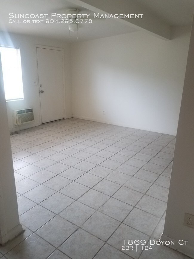 Building Photo - 2 bedroom, 1 Bath Duplex!