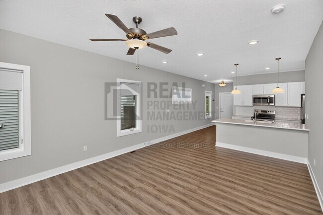 Building Photo - 5638 Fernwood Dr