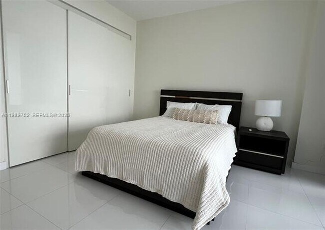 Building Photo - 17121 Collins Ave