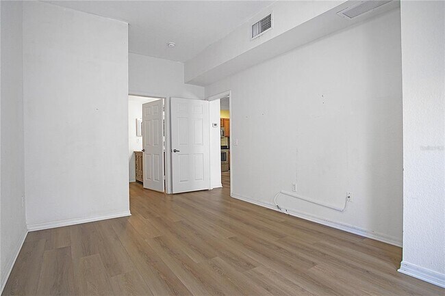 Building Photo - 4562 Yellowgold Rd E