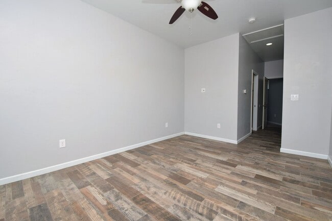 Building Photo - 1108 E 10th St