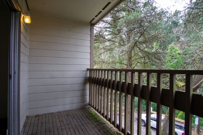 Building Photo - FREE RENT: Nicely Updated Top Floor Corner 2-Bdr Near OHSU w/Private Balcony!
